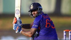 முதல் டி20ல் இந்திய அணி பேட்டிங்.. ஓப்பனராக மாறிய சூர்யகுமார்.. யாரும் எதிர்பார்க்காத ப்ளேயிங் 11!