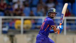 “2 அரைசதம் அடித்தும் வீண் தான்”.. இந்திய அணியில் இருந்து ஒதுக்கப்படும் ஸ்ரேயாஸ் ஐயர்.. முழு விவரம்!