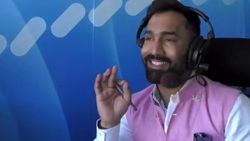 அவருக்கு இந்திய அணியில் வேலை இல்ல.. எங்க கூட கமெண்டரி பண்ண சொல்லுங்க.. DK வை சீண்டிய முன்னாள் வீரர்