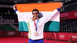 காமன்வெல்த் வரலாற்றில் இந்தியா சாதனை.. பிவி சிந்துவுக்கு முதல் தங்கம்.. 4வது இடத்தை பிடித்த இந்தியா