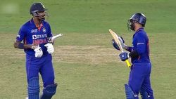 நீங்க வேற லெவல் சார்.. சீனியர் என்பதை மறந்து தினேஷ் கார்த்திக் செய்த விஷயம்.. ரசிகர்கள் நெகிழ்ச்சி!