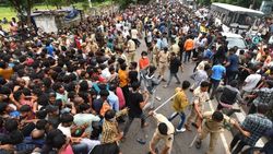 ரசிகர்களுக்கு கிடைத்த வெற்றி.. போலீசாரின் தடியடி தாக்குதல்.. ஐதராபாத் வாரியம் மீது அதிரடி நடவடிக்கை