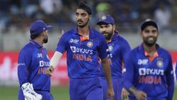 வீரர்களை களத்தில் அவமானப்படுத்திய ரோகித் சர்மா.. கேப்டனே இப்படி செய்யலாமா..? கோலி ரசிகர்கள் கேள்வி