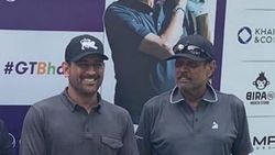 தோனி எடுத்த புதிய அவதாரம்.. அதுவும் கபில் தேவ்வுடன் சேர்ந்து.. இணையத்தை கலக்கும் வீடியோ!!