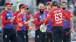 விபத்தில் சிக்கிய இங்கிலாந்து வீரர்.. டி20 உலககோப்பை அணியிலிருந்து விலகல்.. ரசிகர்கள் அதிர்ச்சி