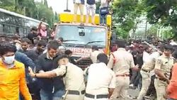 இந்தியா Vs ஆஸி. கிரிக்கெட்.. டிக்கெட் வாங்க குவிந்த ரசிகர்கள்.. போலீசார் தடியடி.. பரபரப்பான வீடியோ