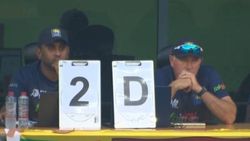 இலங்கை பயிற்சியாளரின் யுத்தி.. ரகசிய வார்த்தைகள் மூலம் செய்தி.. கிரிக்கெட்டில் பரவும் புதிய முறை