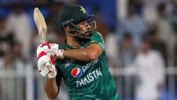 கடைசி ஓவரில் 4 சிக்சர்.. பட்டையை கிளப்பிய குஷ்தில் ஷா.. காப்பாற்றிய முகமது ரிஸ்வான்