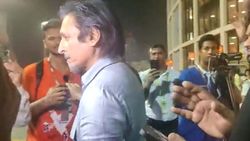 எல்லை மீறிய ரமீஸ் ராஜா.. இந்திய பத்திரிகையாளரிடம் அத்துமீறல்.. செல்போனை பிடுங்கினார்.. வீடியோ