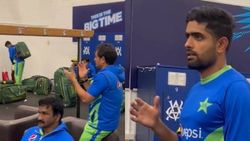 என்ன மனுசங்க பாபர் அசாம்.. தோல்விக்கு பிறகு பாக். டிரஸிங் ரூம்மில் நடந்தது என்ன? வீடியோ