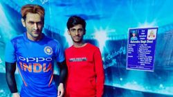 தோனிக்கு இந்தியாவில் மெழுகு சிலை.. கேலி, கிண்டலுக்கு ஆளான சிலை.. தோனியா ? ரன்பீர் கபூரா? - சிரிப்பலை