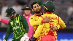 என்னா மேட்ச்..! பாகிஸ்தான் அதிர்ச்சி தோல்வி.. ஜிம்பாப்வே அணியிடம் 1 ரன் வித்தியாசத்தில் வீழ்ந்தது