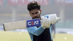 பந்தை எதிர்கொள்ள இப்படியா பயப்படுவது ? ஸ்ரேயாஸ் ஐயர் மீது பெரும் குறை.. எதிர்காலமே பாதிக்கும்