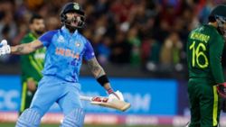 அதே 12வது ஓவர்.. கிரவுண்டுக்குள் வந்த டிராவிட்.. ஆக்ரோஷமான விராட் கோலி.. பின்னர் நடந்த ட்விஸ்ட்!