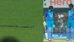 மைதானத்தில் பாம்பு புகுந்ததால் பரபரப்பு.. இந்தியா,தென்னாப்பிரிக்கா ஆட்டம் நிறுத்தம்.. பதறிய வீரர்கள்