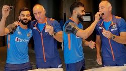 கோலி பிறந்தநாள் விழா.. ஸ்பெஷலாக ஒரு நபருக்கு மட்டும் கேக் ஊட்டியது ஏன்? முக்கிய நபர் வரவில்லை