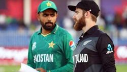 கண்டத்தில் சிக்கிய நியூசி,.. டாஸில் வெற்றி பெற்ற போதும் ஒரு சிக்கல்.. சைலண்டாக காய் நகர்த்திய பாபர்!