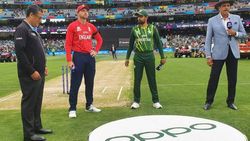 டி20 உலககோப்பை - இறுதி போட்டியில் இங்கிலாந்துக்கு சாதகம்.. ஆரம்பமே பாகிஸ்தானுக்கு சறுக்கல்