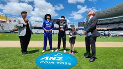 நாம ஜெயிச்சிட்டோம் மாறா.. முதல் ஒருநாள் போட்டி.. ரசிகர்களுக்கு தவான் கொடுத்த சர்ப்ரைஸ்.. இத்தனை பேரா