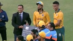 சிஎஸ்கே கனெக்ட்.. கம்பீரை பின்பற்றிய ருதுராஜ்.. தன் விருதை இளம் வீரருக்கு வழங்கி நெகிழ்ச்சி!