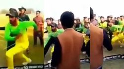 ரசிகர்களை அடித்து நொறுக்கிய பாக். வீரர் ஹசன் அலி.. கிண்டல் செய்ததால் ஆத்திரம்.. அதிர்ச்சி வீடியோ !