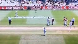 அட பாவமே ! கேமிரா மோதியதில் கீழே விழுந்த வீரர்.. ஆஸி, தென்னாப்பிரிக்க டெஸ்டில் பரபர சம்பவம் - வீடியோ