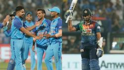 2 முறை ஸ்டம்புகளை பறக்கவிட்ட உம்ரான்.. நோ பால் வீசி இந்தியா சாதனை.. இலங்கை அதிரடி.. ஷனாகா அபாரம்