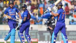 நியூசி.க்கு எதிராக சுப்மான் கில் சதம்.. கோலி, ஷிகர் தவான் சாதனை முறியடிப்பு.. புதிய நாயகனா கில் ?