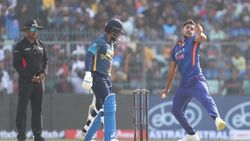 24 ரன்களில் 5 விக்கெட் இழந்த இலங்கை.. குல்தீப், சிராஜ் அபார பந்துவீச்சு.. 215 ரன்களில் சுருண்டது