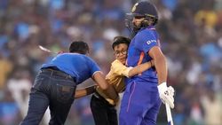 “யார்பா அது முரட்டு ஆளா ஓடுற” ரோகித்தை முட்டி தள்ளிய பாதுகாவலர்.. 2வது ODIல் சுவாரஸ்ய நிகழ்வு!