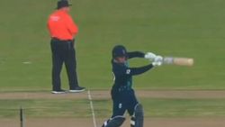 என்ன தெரிகிறது அங்கு??.. போட்டியின் போது அம்பயர் எராஸ்மஸ் செய்த காரியம்.. இணையத்தில் சிரிப்பலை!