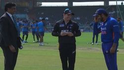 நீண்ட நேர யோசனை.. டாஸின் போது தடுமாறிய ரோகித் சர்மா..இறுதியில் தந்த ட்விஸ்ட்.. 2வது ODIல் சுவாரஸ்யம்