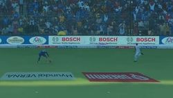 குறுக்கே இந்த கௌசிக் வந்தா.. 3வது ODIல் வீரர்களை சோதித்த நாய்.. உதவிய ஜடேஜாவுக்கும் ஏமாற்றம்- விவரம்