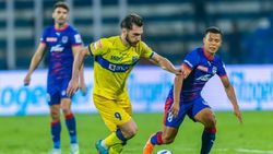 ISL கால்பந்து தொடரில் சர்ச்சை.. நடுவரின் தவறான முடிவு.. போட்டியிலிருந்து பாதியில் விலகிய கேரள அணி