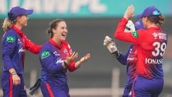 ஆடவர் IPL-ஐ தட்டி தூக்கிய மகளிர் IPL..அடி எல்லாம் இடி மாதிரி இருக்கு..டெல்லி படைத்த சாதனையை பாருங்க