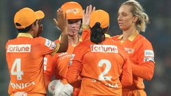 மகளிர் பிரீமியர் லீக்.. 6 போட்டியில் 4 முறை 200 ரன்கள்.. பட்டையை கிளப்பிய குஜராத்