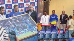 கம்பீர் கிட்ட சொல்லிடாதீங்க.. தோனிக்கு கிடைத்த பெரிய கவுரவம்.. உலகில் வேறு யாருக்கும் நடந்தது இல்லை