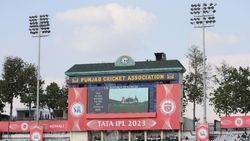 Punjab vs KKR: திடீரென அணைந்த லைட்.. மைதானத்தில் பதற்றம்.. 5 நிமிஷம் லேட்டாக கேகேஆர் பேட்டிங்!