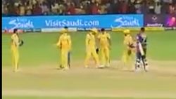 கோடு எங்க இருக்கு? நீ எங்க காலை வைக்கிற ! களத்தில் தேஷ்பாண்டேவுக்கு டோஸ் விட்ட தோனி.. வீடியோ