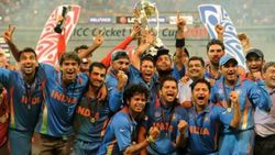 தோனி உடனான புகைப்படத்தை வேண்டுமென்றே தவிர்த்தாரா சச்சின்? திடீரென எழுந்த சர்ச்சை.. உண்மை என்ன?