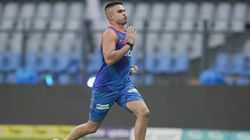 பந்தோட விளையாட சொன்னா.. தெரு நாயோட விளையாடி இருக்காரு.. அர்ஜூன் டெண்டுல்கருக்கு நாய் கடி