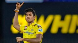 பந்துவீச வந்த பதிராணா..திடீரென்று தடுத்த நடுவர்.. வாக்குவாதத்தில் ஈடுபட்ட தோனி..நிறுத்தப்பட்ட போட்டி