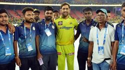 அருகில் வராதீங்க போங்க! தடுத்த பாதுகாவலர்.. கண்டித்த தோனி.. யாருமே கண்டுக்கல,ஆனால் இவர் மட்டும் தான்