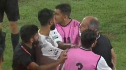 SAFF கால்பந்து - களத்தில் இந்தியா, பாக். வீரர்களிடையே பயங்கர மோதல்.. பயிற்சியாளருக்கு ரெட் கார்ட்