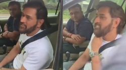 வீடியோ- நடு வழியில் நின்று கொண்டிருந்த தோனிக்கு உதவிய இளைஞர்கள்.. என்ன நடந்தது பாருங்க?