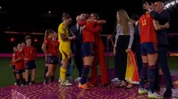 கால்பந்து வீராங்கனைக்கு முத்தம்.. உலகக்கோப்பை மேடையிலேயே நடந்த அநாகரீகம்.. இப்படிலாமா பாராட்டுவாங்க!