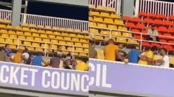 வீடியோ - அட்டூழியம் செய்த இலங்கை ரசிகர்கள்.. இந்தியாவுடன் தோற்றதால் கோபத்தில் மோதல்