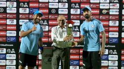 இதுதான்டா ரோகித் சர்மா.. எவ்வளவு பெரிய மனசு பார்த்தீங்களா.. கோப்பையை வாங்கிய போது நெகிழ்ச்சி!