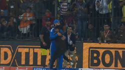 வீடியோ- மைதானத்திற்குள் புகுந்து கோலியை கட்டி பிடித்த ரசிகர்.. தூக்கி சென்ற போலீசார்