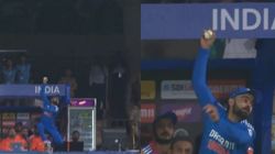 வீடியோ - சிக்சர் சென்ற பந்து.. பாய்ந்து தடுத்த விராட் கோலி.. ஒரே ஃபில்டிங்கால் மாறிய ஆட்டம்